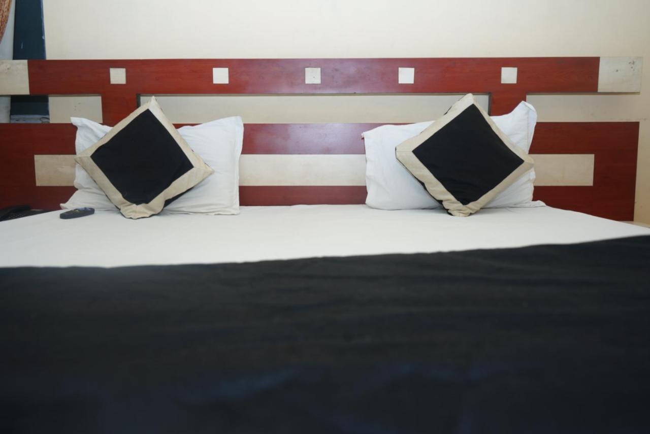 Hotel Nirmal Palace Κανπούρ Εξωτερικό φωτογραφία
