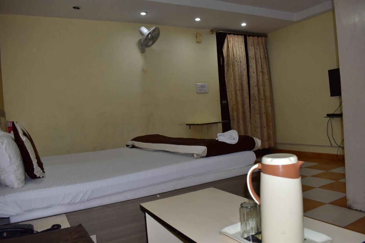 Hotel Nirmal Palace Κανπούρ Εξωτερικό φωτογραφία