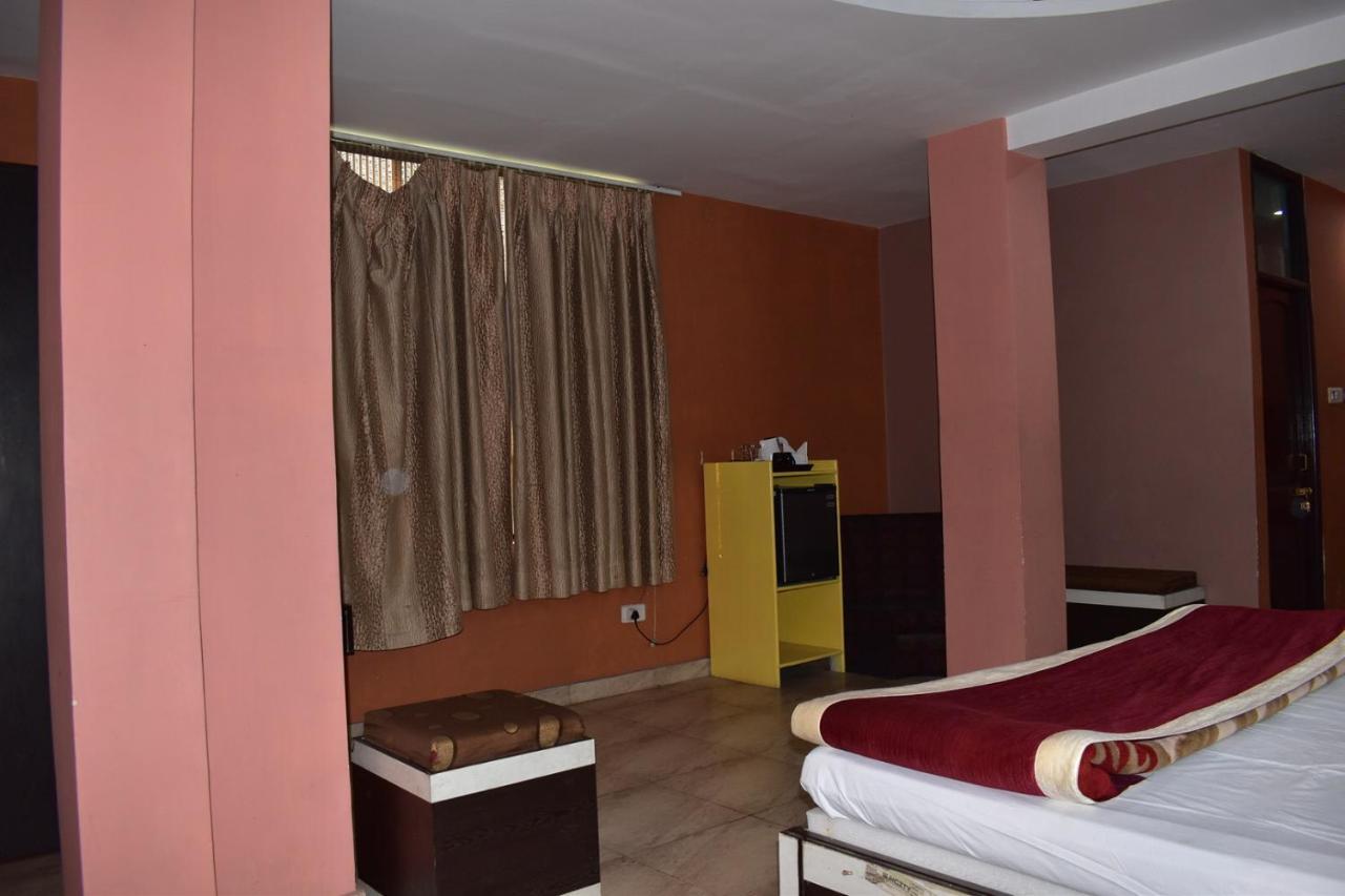 Hotel Nirmal Palace Κανπούρ Εξωτερικό φωτογραφία